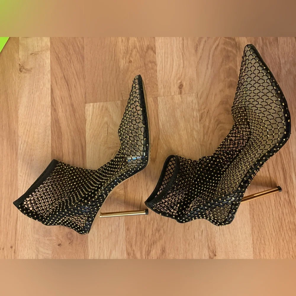 Vince Camuto Kiskia Fishnet black point toe ankle boots Sz8 worn once MSRP: $195 - Picture 8 of 11
